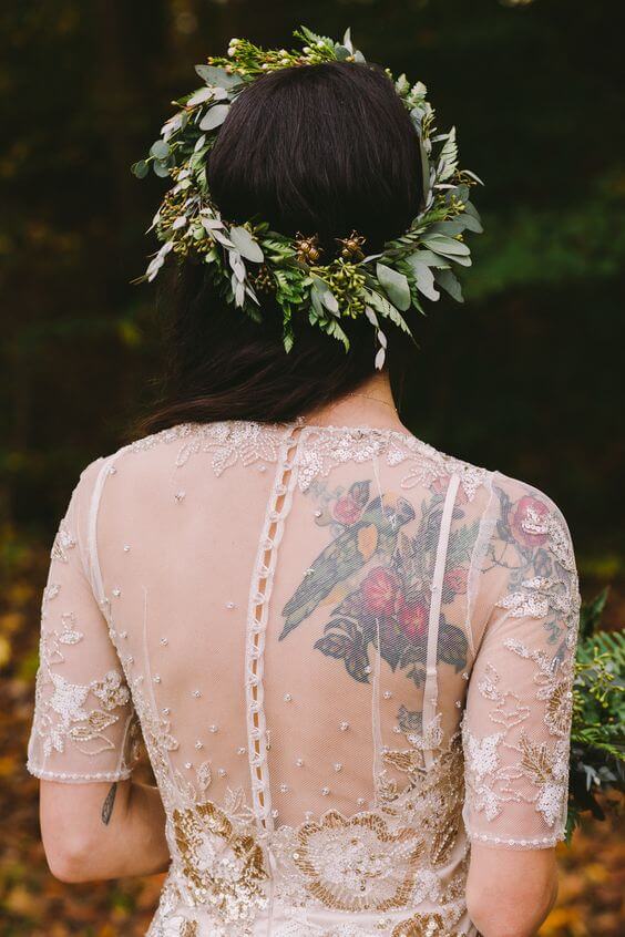 z tatuazami do slubu _ jak czesciowo zakryc tatuaz _ Design Your Wedding