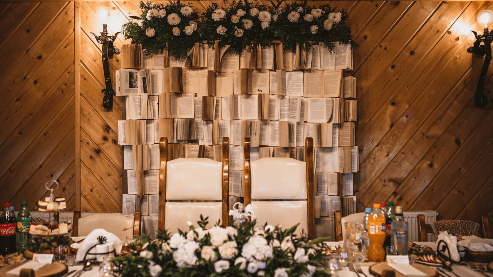 ścianka z książek dekoracje Natlia Czop inLove / Design Your Wedding